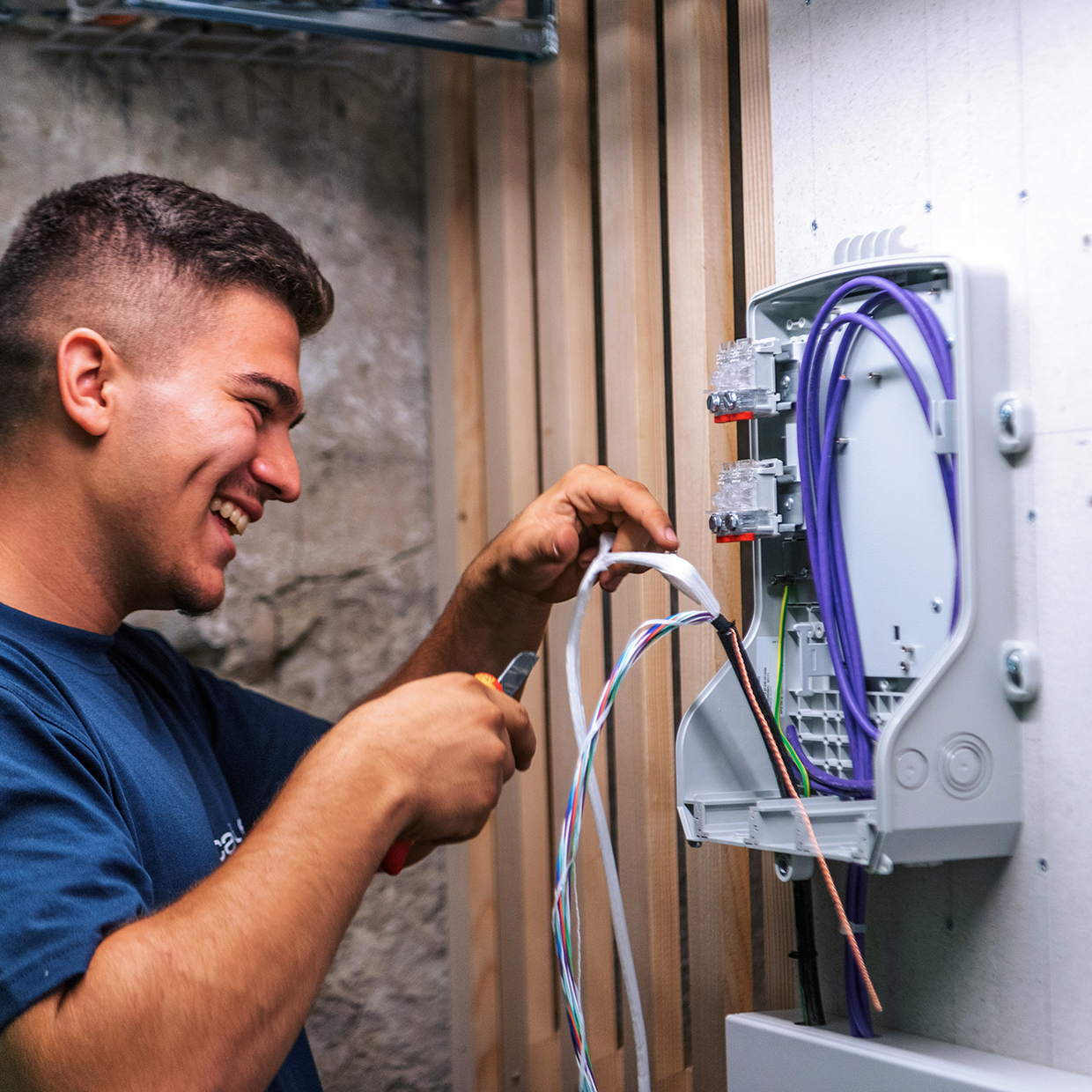 Ein Netzelektriker bei der Arbeit